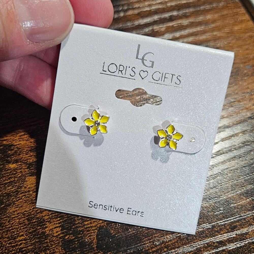 Adorable Lori's Gifts Small Yellow Flower Stud Earrings ~ Twee Kidcore Versatile